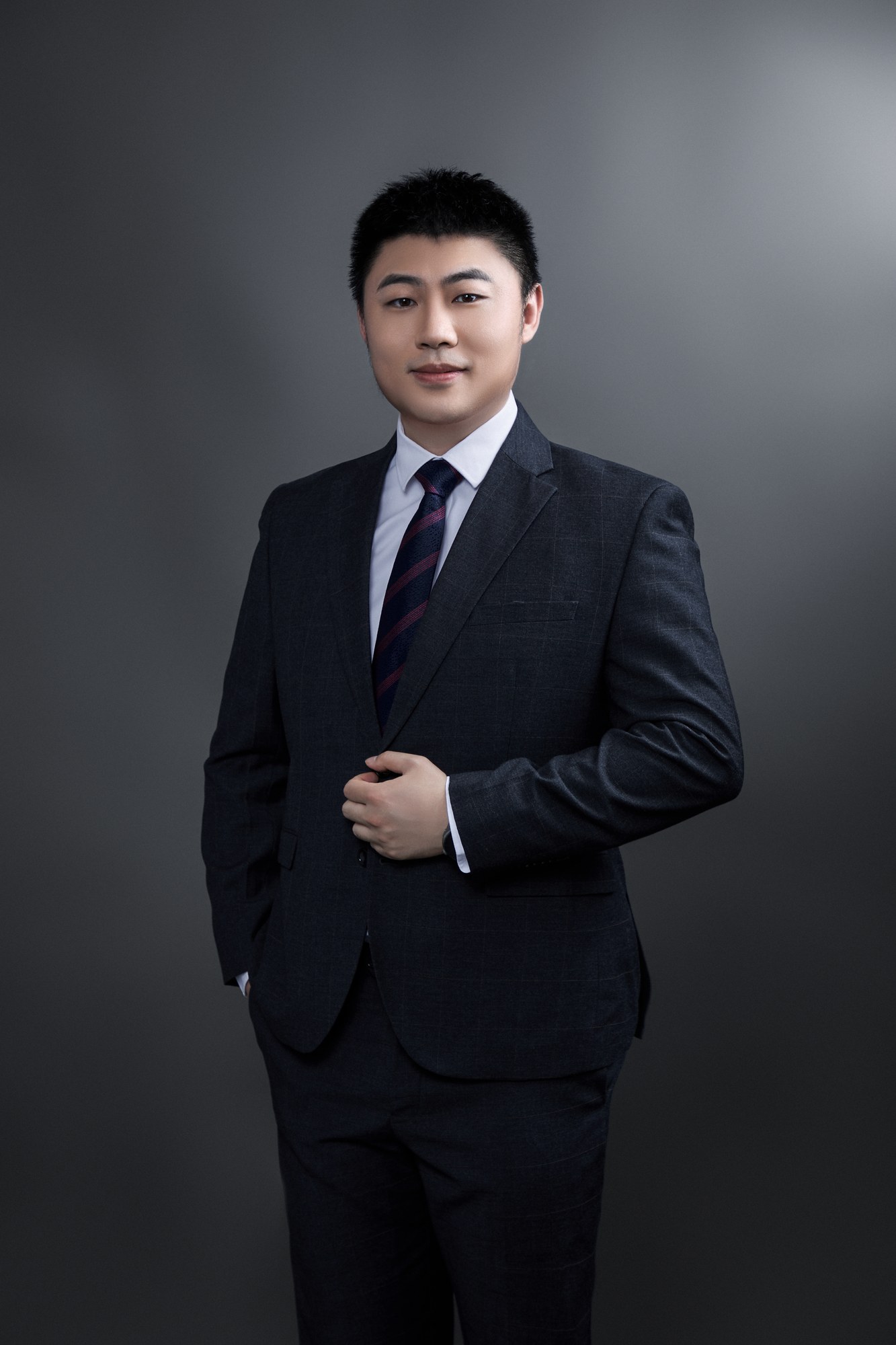 王俊，教授